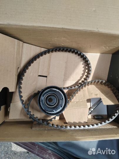 Ремень и натяжной ролик грм