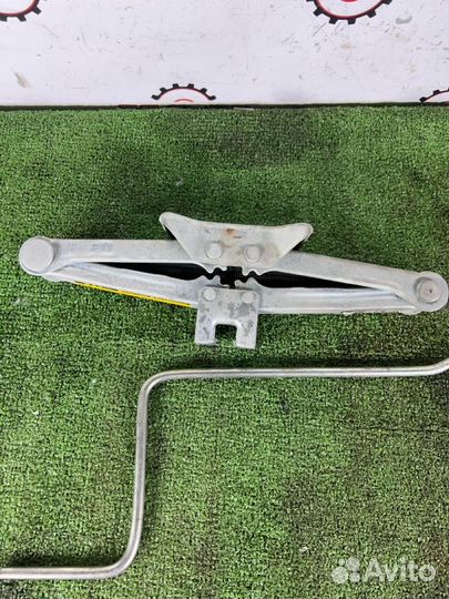 Домкрат Toyota Celica ZZT231 2ZZ-GE 2000