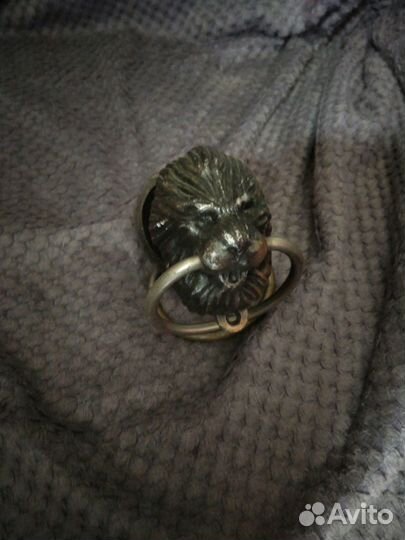 Дверная ручка металлическая