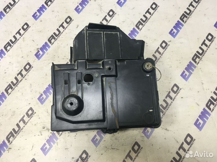 Крепление аккумулятора Форд Фокус 2