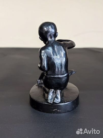 Статуэтка Мальчик кормит голубей Касли 9,5 см