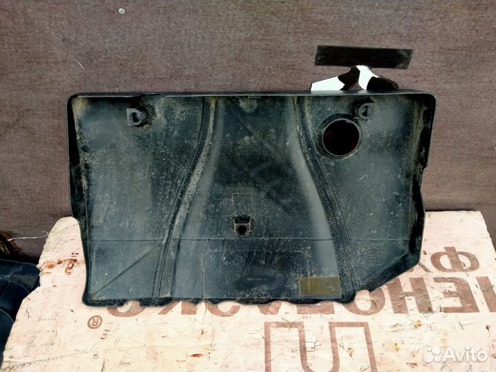 Накладка декоративная на двигатель Ford Focus 2