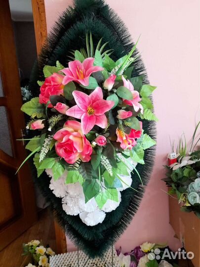 Ритуальные венки корзины и клумбы