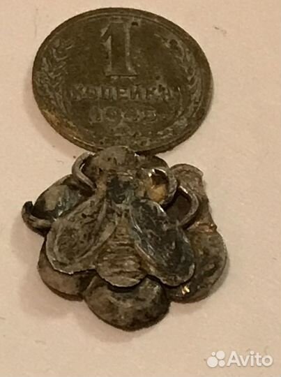 Пчела на цветке царское серебро булавка