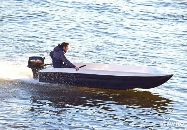 Моторная лодка Пингвин тримаран новая в наличии