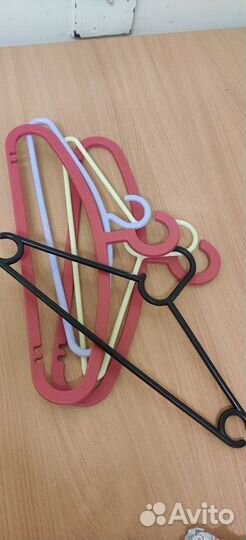 Ведра, мусорные баки, вешалки