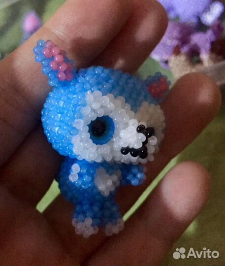 Брелок амигуруми из бисера слома ярко голубая