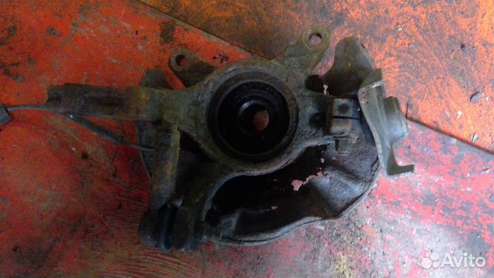 Поворотный кулак левый на Mitsubishi Outlander 1