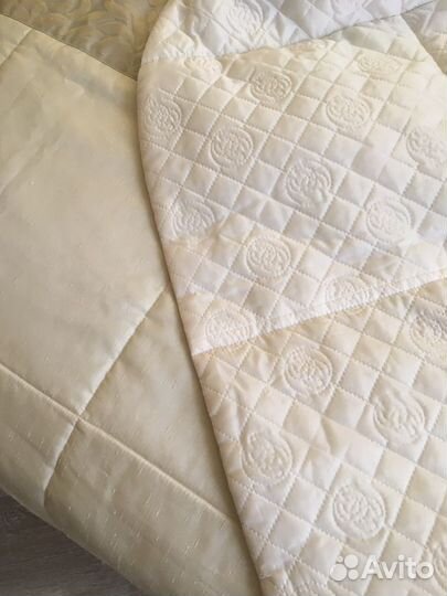 Покрывало на 2 х спальную кровать,подушки на диван