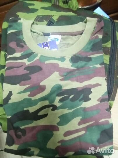 Костюм камуфляжный и футболка в подарок новый