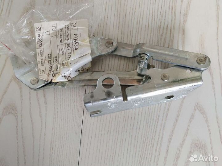 5M0-823-302 Петля крышки капота