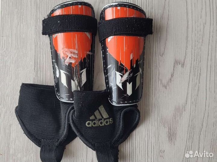 Детские футбольные щитки для голени