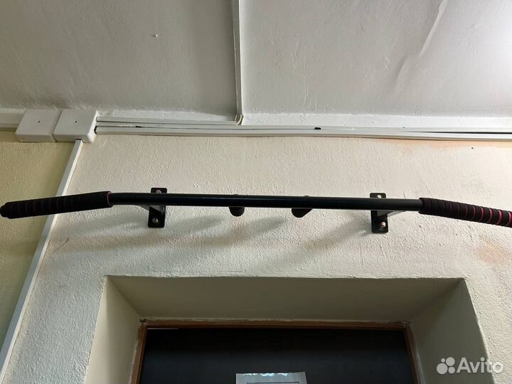 Турник настенный