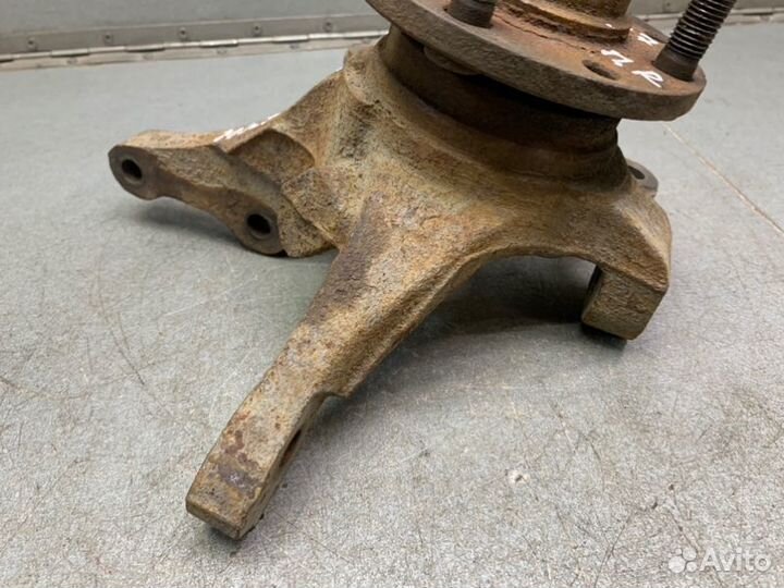 Поворотный кулак передний правый Mitsubishi Lancer