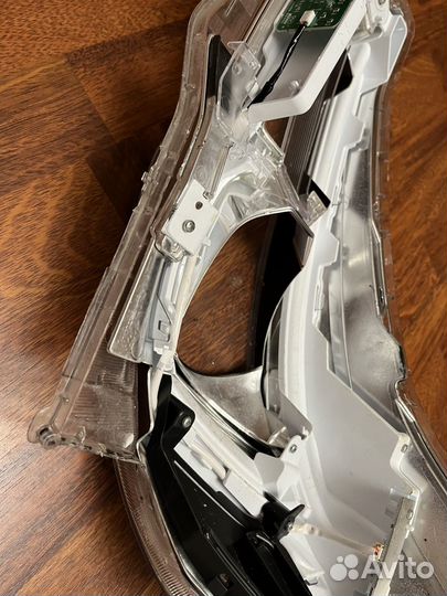 Subaru Forester SK стекло передней фары