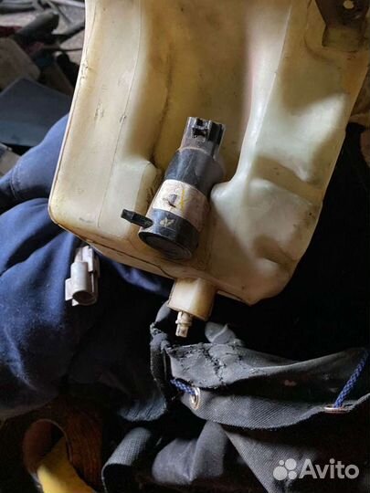 Омывательный бачок с мторчиками на тойота карина Е