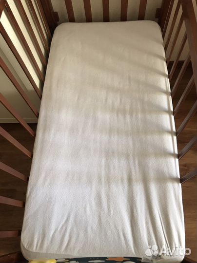 Детская кроватка с маятником и ящиком