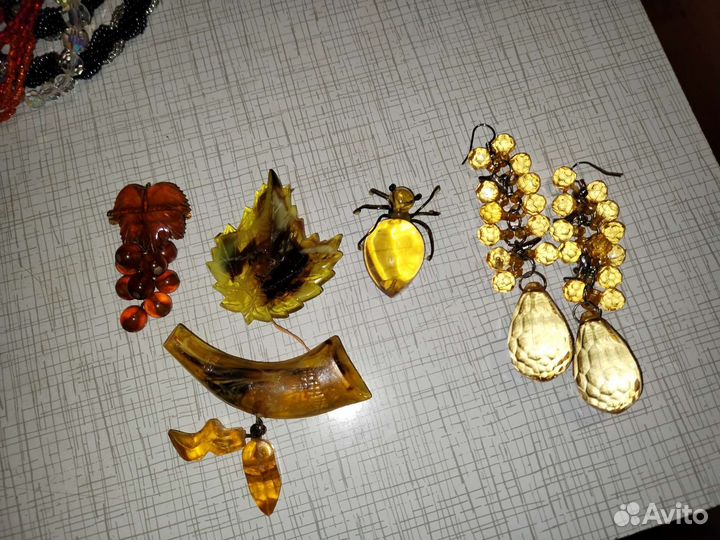 Янтарные бусы, броши, серьги