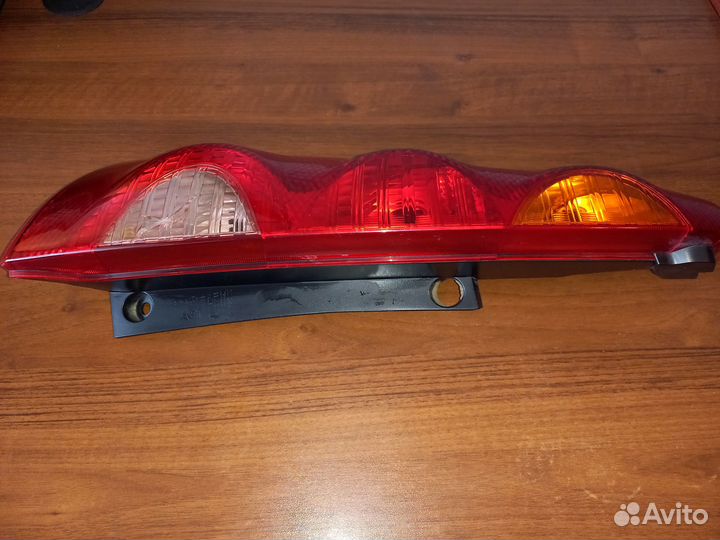 Задний левый фонарь Nissan Note e11