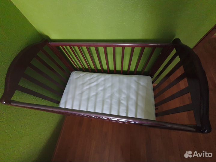 Детская кроватка с маятником и ящиком