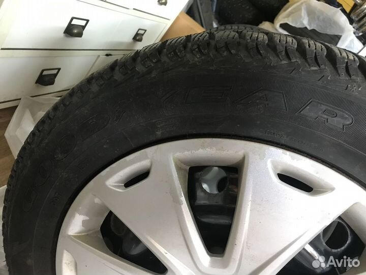 Goodyear UltraGrip Ice+ 215/55 R16 93T