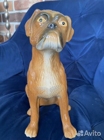 Фарфоровая статуэтка собака