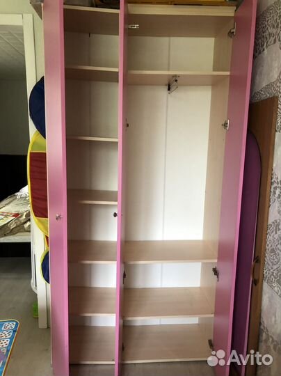 Детская кроватка и шкаф