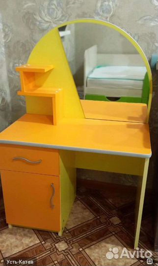 Стол туалетный