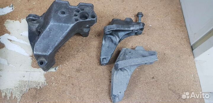 Кронштейн опоры кпп/двс Octavia, Golf 4