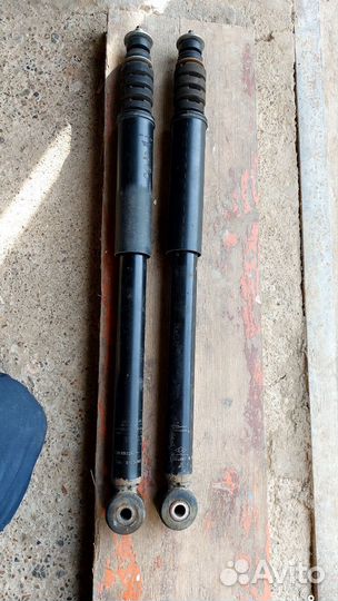 Амортизатор задней подвески 8200953294