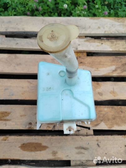 Бачок омывателя Nissan Primera P10