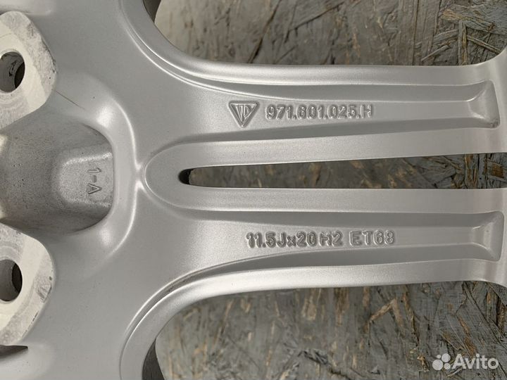 Оригинальные колеса на Porsche Panamera 971 R20