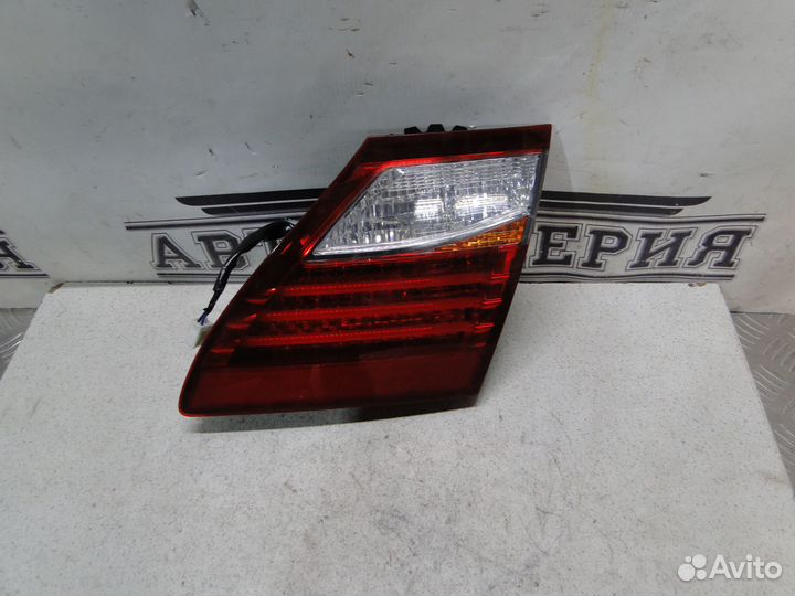 Фонарь крышки багажника правый Lexus LS460 2011