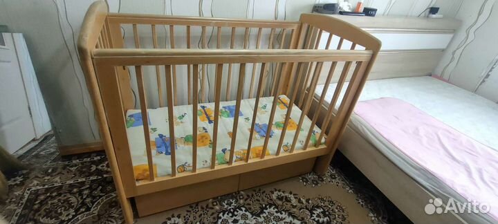 Детская кроватка с поперечным маятником