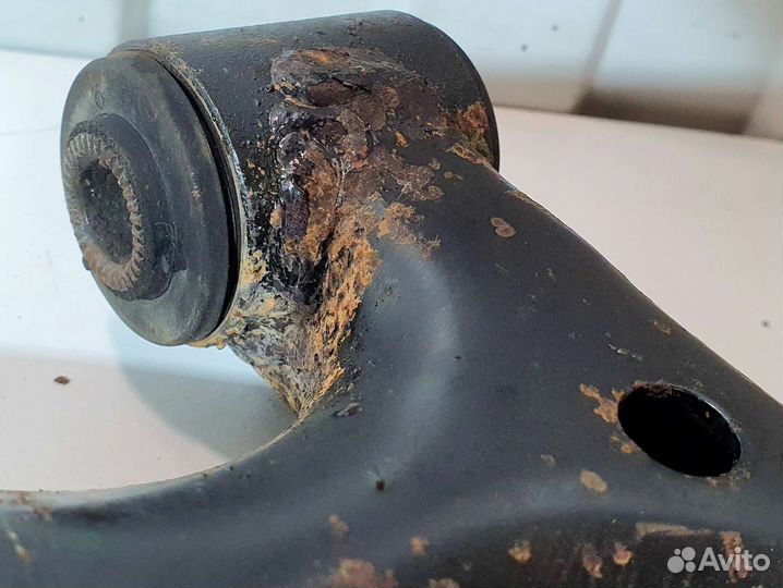 Рычаг передний правый Toyota Avensis T220