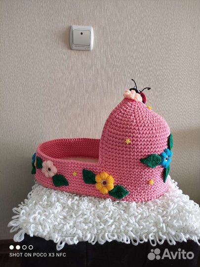 Вязаная люлька для куклы