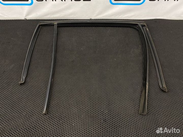 Уплотнитель стекла задний правый Bmw X5 F15 N57D30