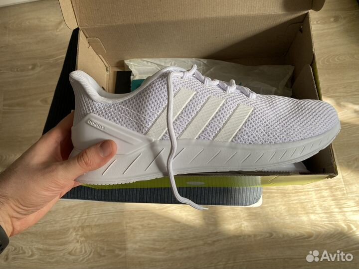 Белые кроссовки Adidas questar flow NXT