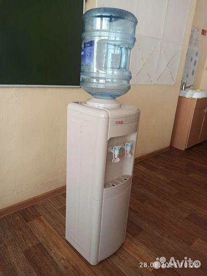 Кулер для воды напольный