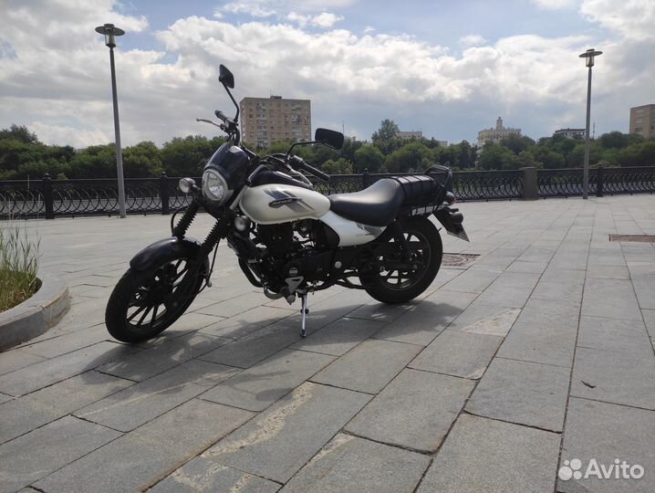 Bajaj Avenger 220 Street