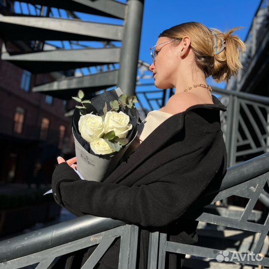 Букет белых роз с эвкалиптом