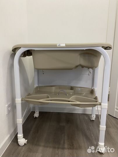 Ванночка для купания и пеленальный столик