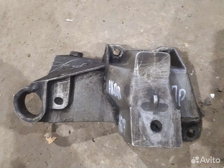 Правый кронштейн АКПП ауди а6 с4