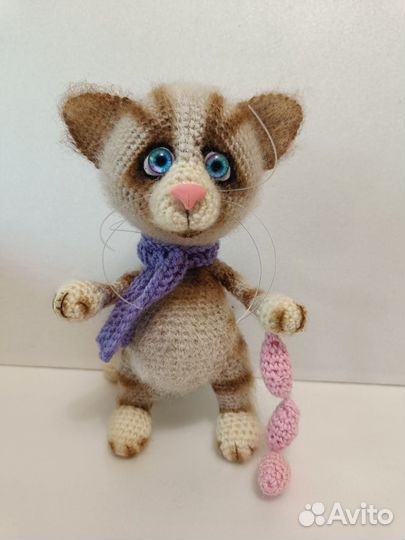 Вязаная игрушка Котик
