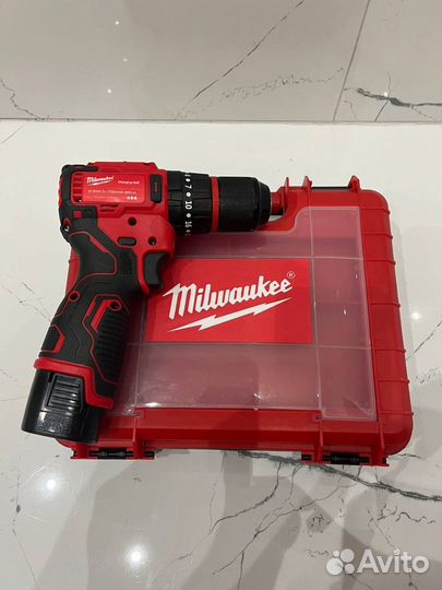 Шуруповерт Milwaukee 18V бесщеточный с двумя АКБ