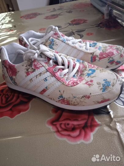 Кроссовки adidas**