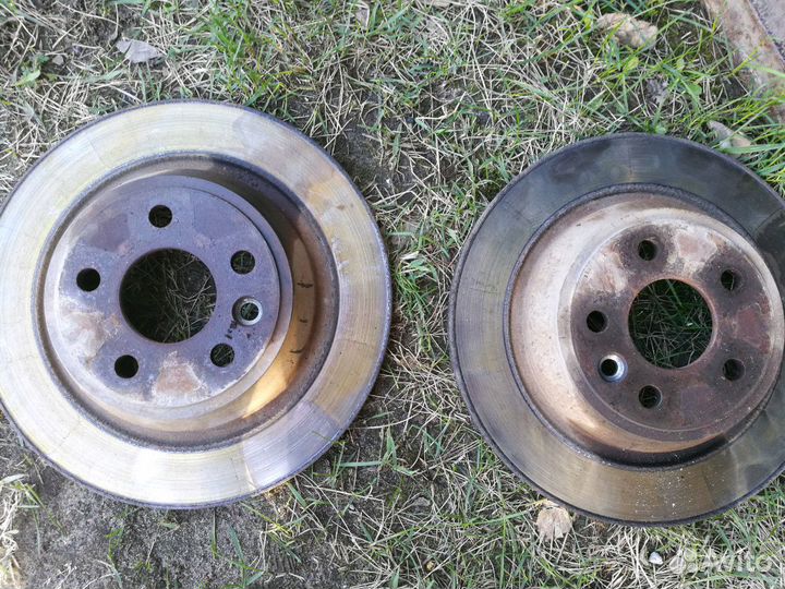 Передний левый тормозной суппорт +диск +колодки фо