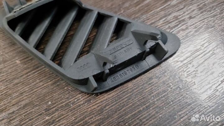 Дефлектор воздушный левый Audi A8 D3 6.0 BHT 2008