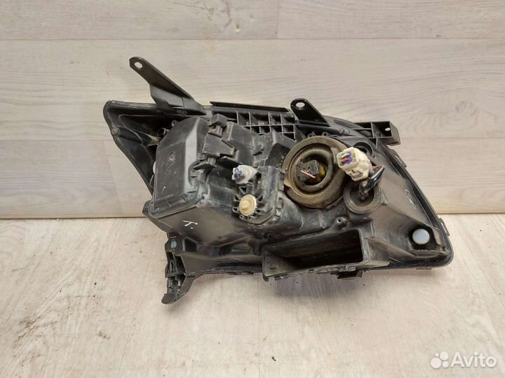 Фара левая Toyota Avensis 2. 2003-2006