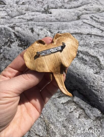 Брошь ручной работы из дерева